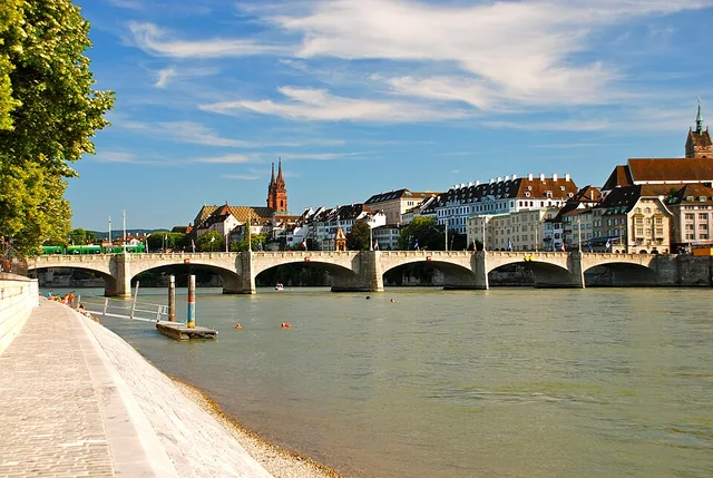 Blick über den Rhein und die Mittlere Brücke auf Basel