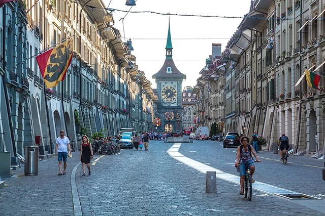 Blick durch die Kramgasse in Bern auf den Zytglogge