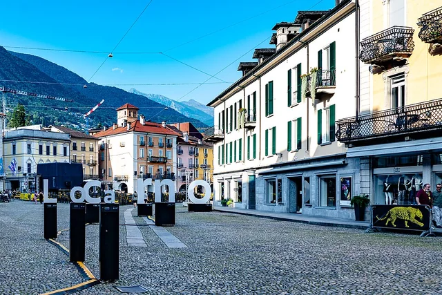 Piazza Grande in Locarno mit Schriftzug und historischen Häusern