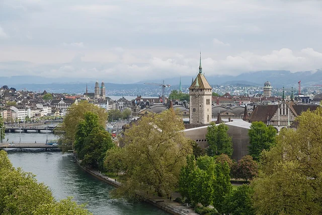 Stadtansicht von Zürich mit See und Alpen